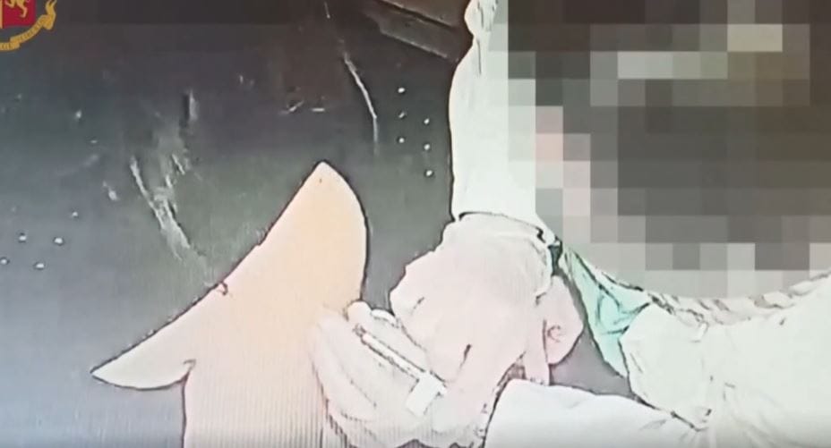 Letartóztattak egy nővért Olaszországban, aki csak úgy tett, mintha oltana – videó