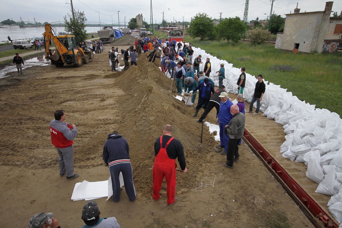 Galéria: így zajlanak az árvízi munkálatok Győr és Komárom térségében