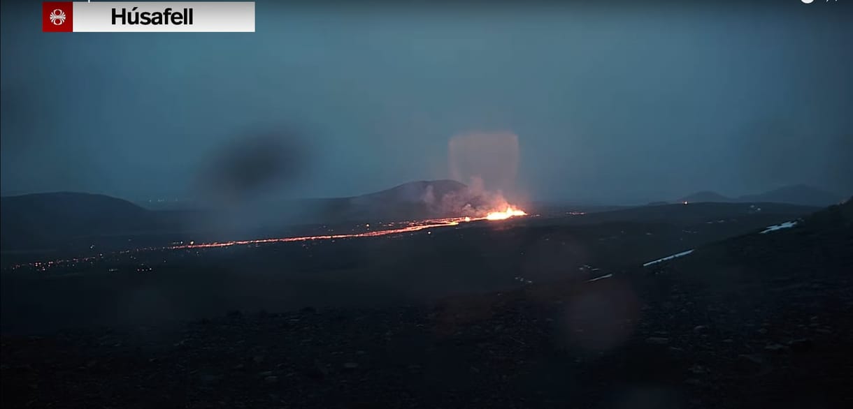Újabb vulkánkitörés Izlandon: Élő videóban nézheti, ahogy fölbugyog a láva a Reykjanes-félszigeten