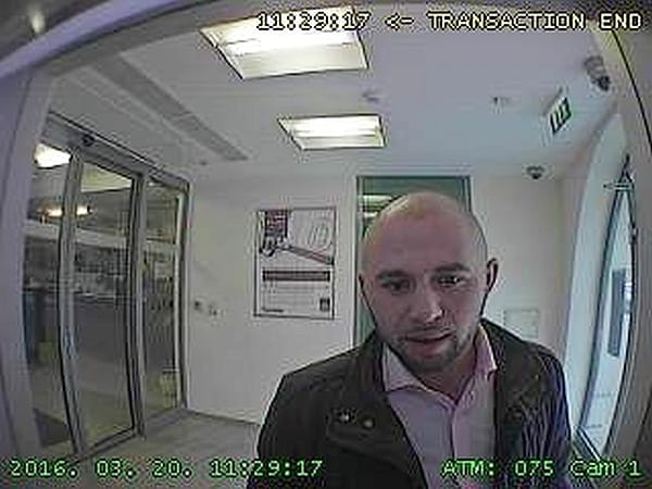 Fotó: Egyenesen a kamerába nézett a pénztárcatolvaj