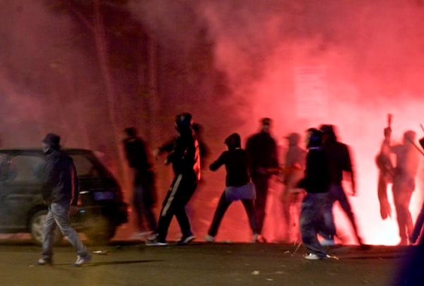 Lekapcsoltak tíz futballhuligánt a foci-vb előtt