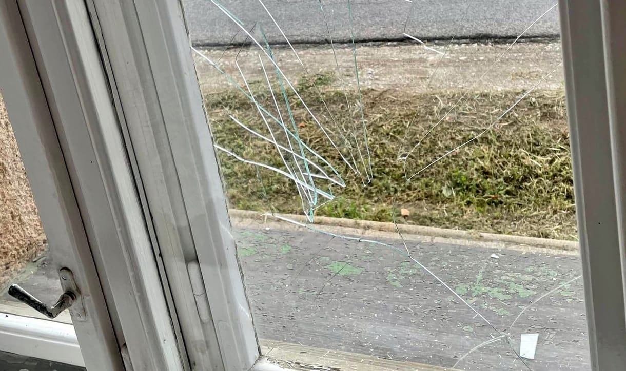 Bedobták a szendrői mentőállomás ablakát, egy pihenő mentős feje mellett landolt a kő