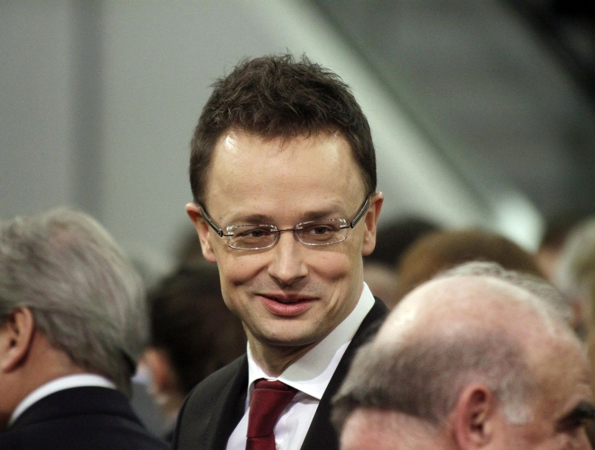Gyurcsányista politikusoknak is intézett diplomata-útlevelet Szijjártó