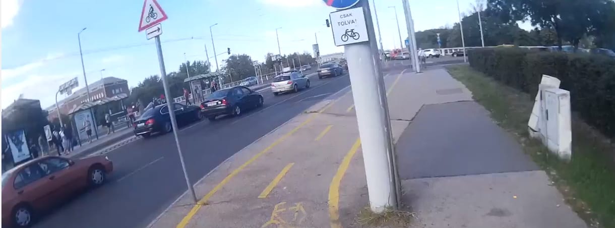 Szívatás? Tolni is kell a biciklit az egyik budapesti kerékpárúton 
