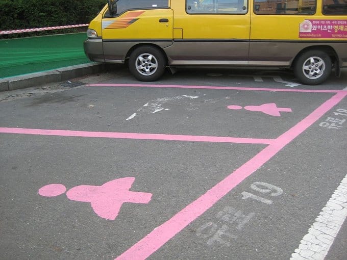 Rózsaszín, extraszéles parkolóhelyeket kaptak a nők Koreában