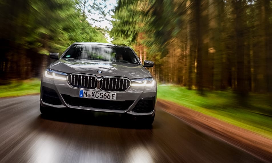 Zöld rendszám és 394 lóerő: itt az új BMW 545e