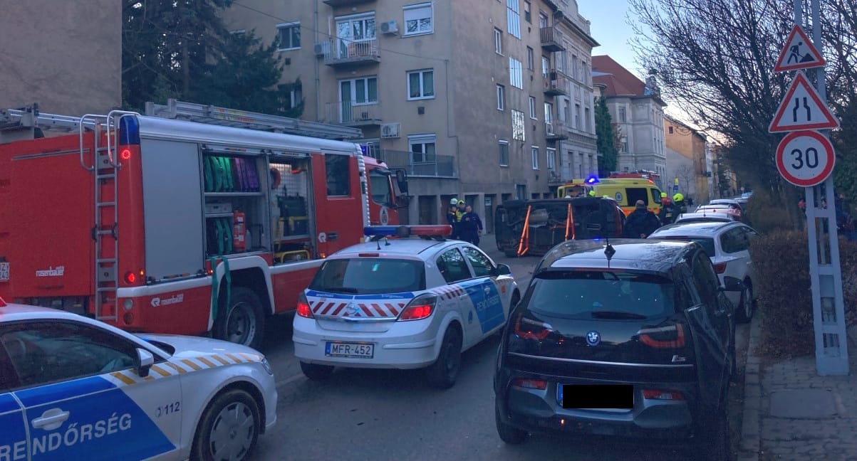 Az oldalára borult egy autó a Városmajor utcában, hatalmas dugó alakult ki