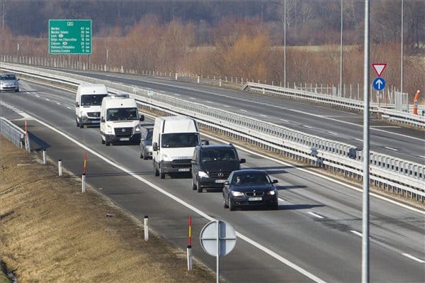 Hat járműből álló konvoj szállítja a veronai áldozatok holttestét