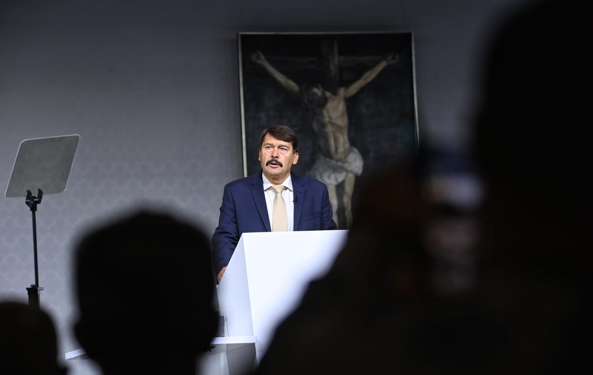 Az államfővel együtt a hivatalvezetője is távozik