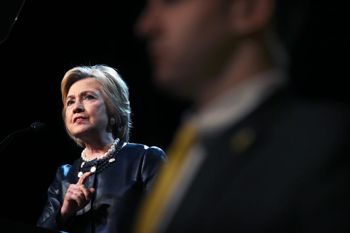 Videón Hillary Clinton autóbalesete