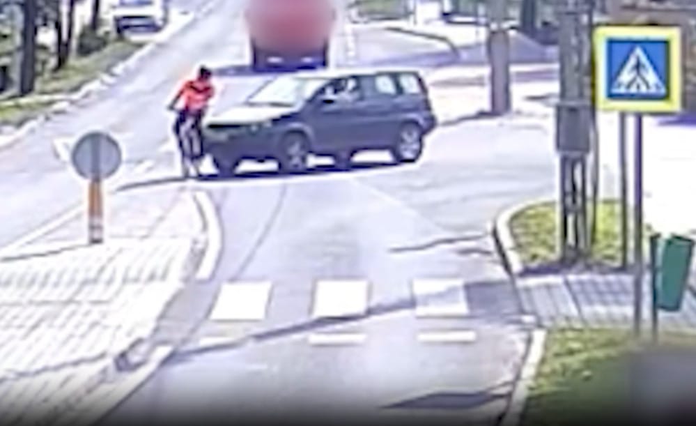 Hiába próbált menteni a bringás, jött a figyelmetlen autós és elcsapta - videóval