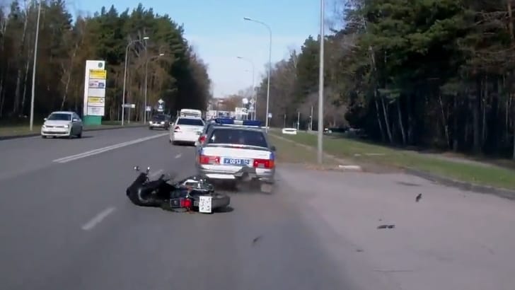 Balszerencse a négyzeten: rendőrautóba csattant a motoros – videó