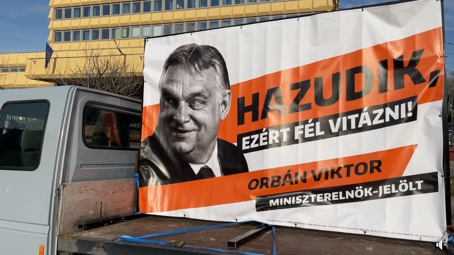 Orbán hazudik, ezért fél vitázni – Márki-Zayék új plakátokon üzennek