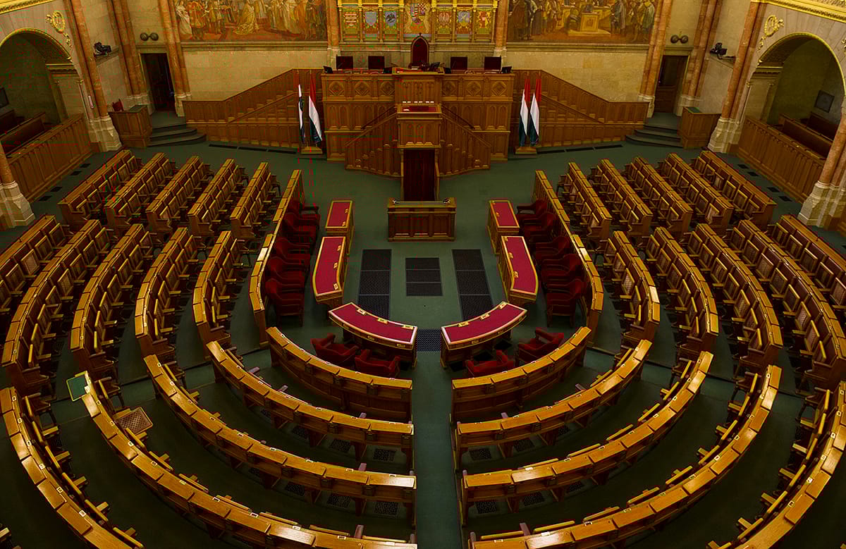 Kétféle esküvel alakult meg az új parlament - percről percre az Országházból