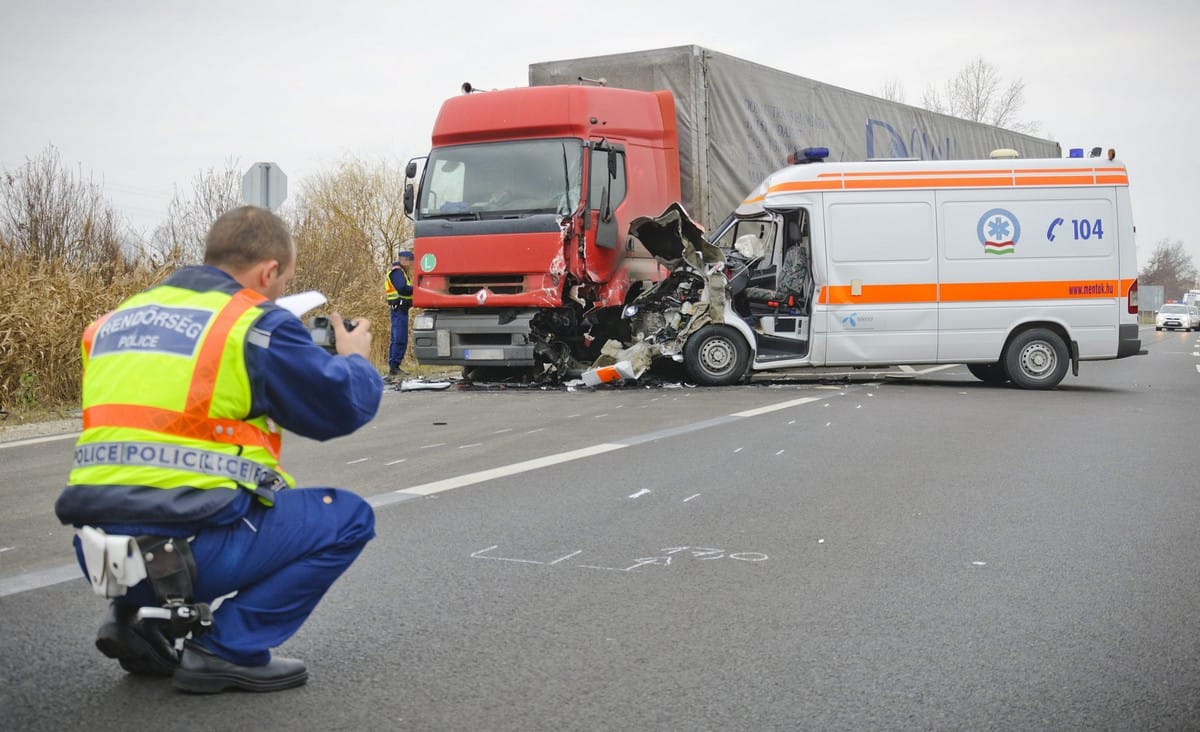 Szirénázó mentőautó ütközött egy kamionnal 