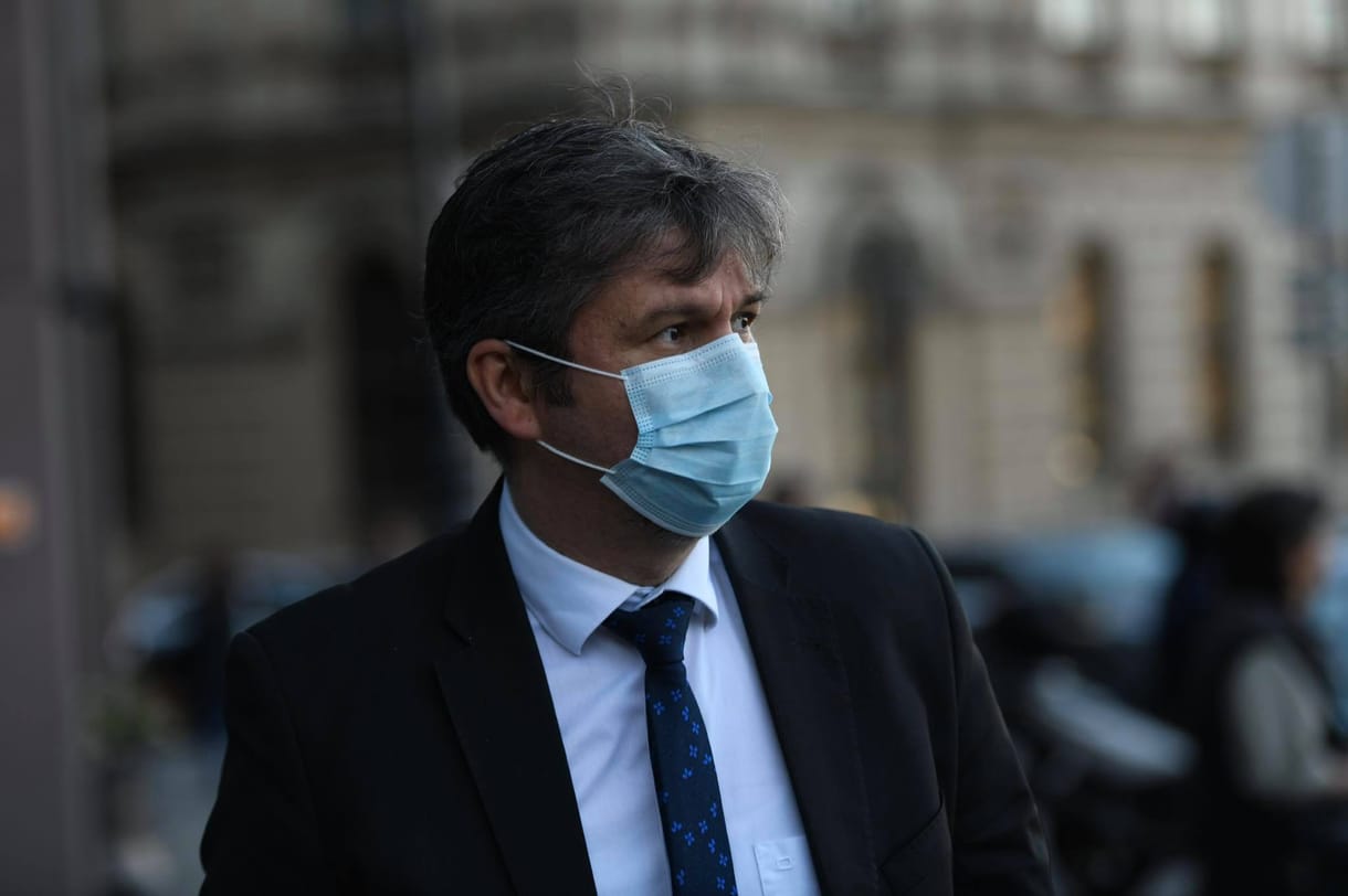 A demonstráló Hadházyékat büntető rendőr válasz helyett a sajtóosztályt ajánlotta a képviselőnek