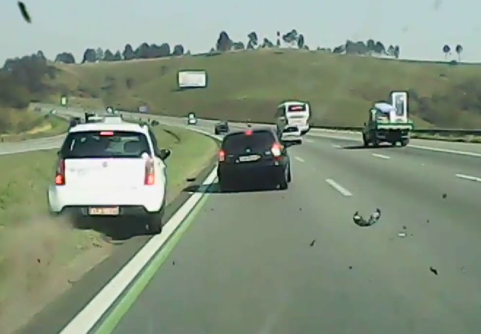 Begőzölt vagy vak ez a törő-zúzó Citroen-sofőr? - videó