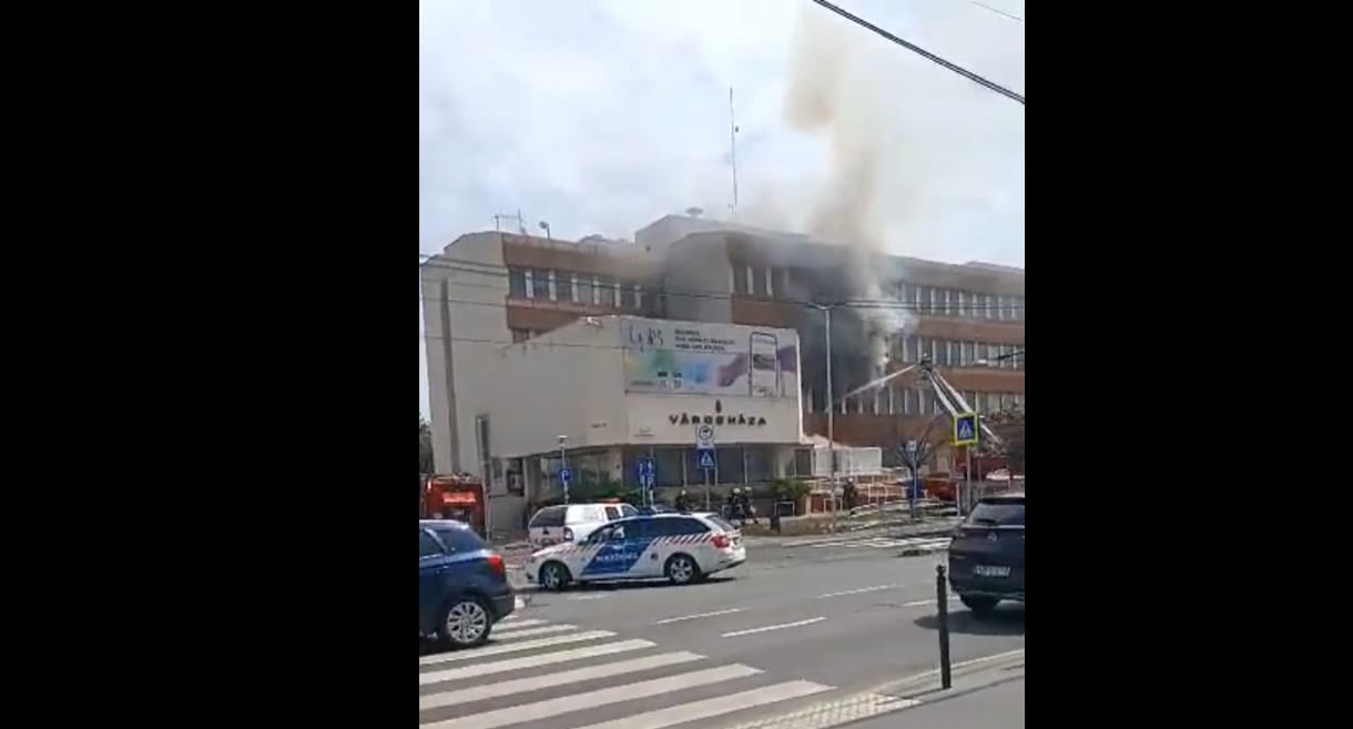Kigyulladt a 18. kerületi Városháza - videó