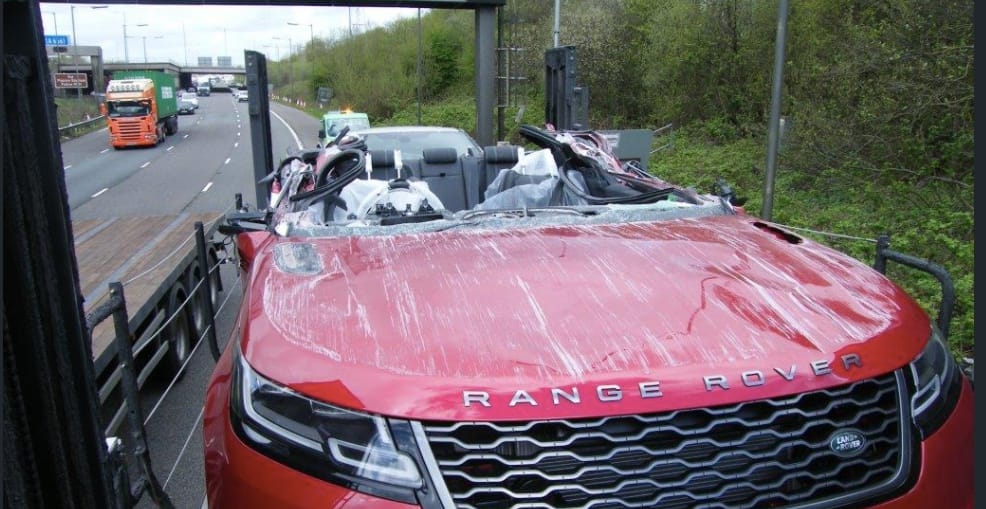 Fotók: Elfelejtette leengedni a trélert a sofőr, leborotválta a híd a Range Rover tetejét