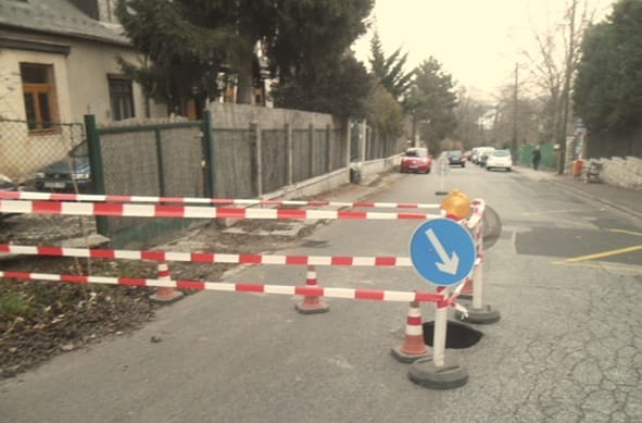 Beszakadt egy út a II. kerületben, máshogy jár a busz is – fotó