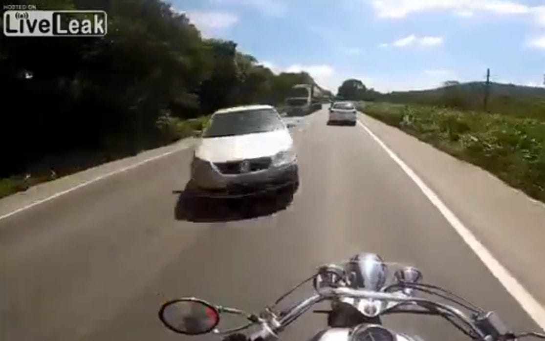 Vérfagyasztó esetet úszott meg egy brazil motoros - videó