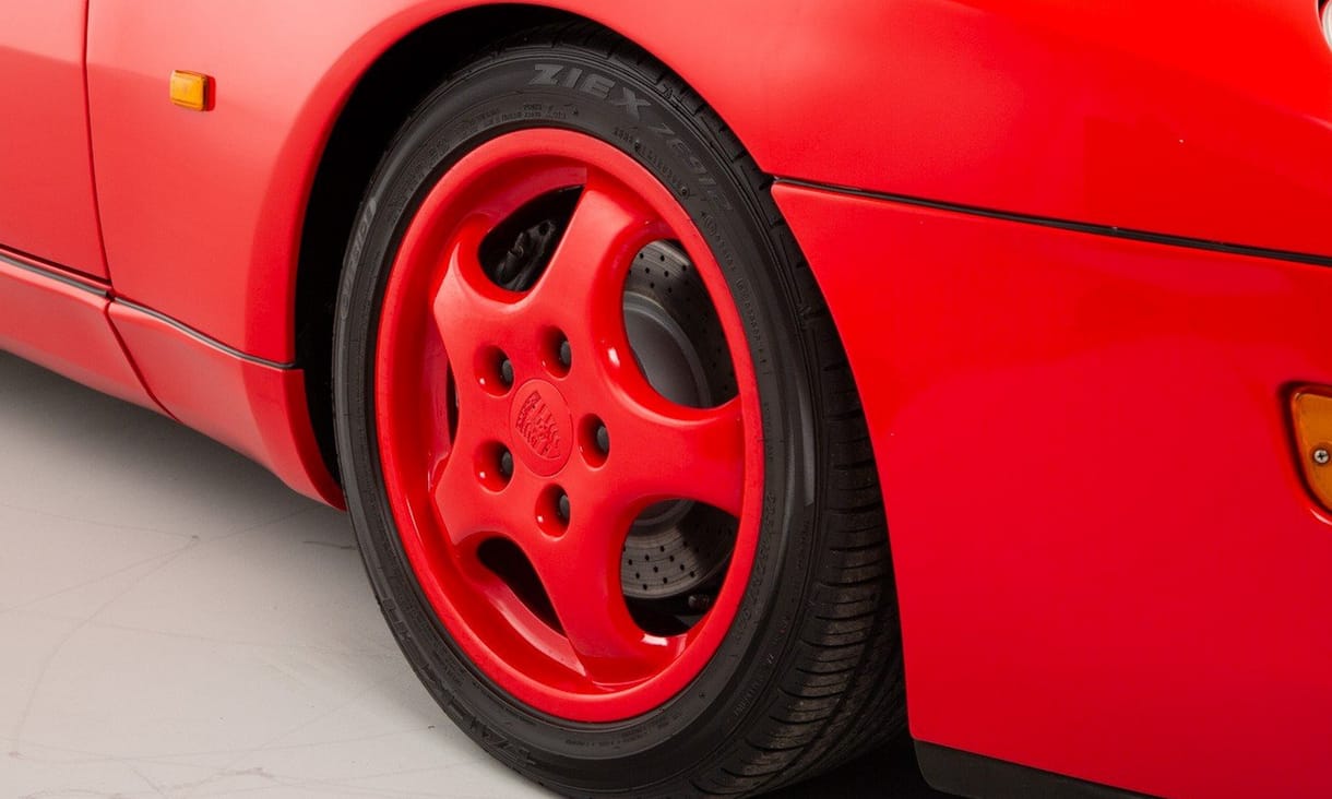 Pirosnál is pirosabb ez a 28 évesen újszerű, éppen eladó Porsche