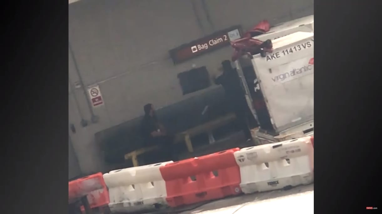 Nem csoda, hogy ezeket a reptéri rakodókat kirúgták, videó