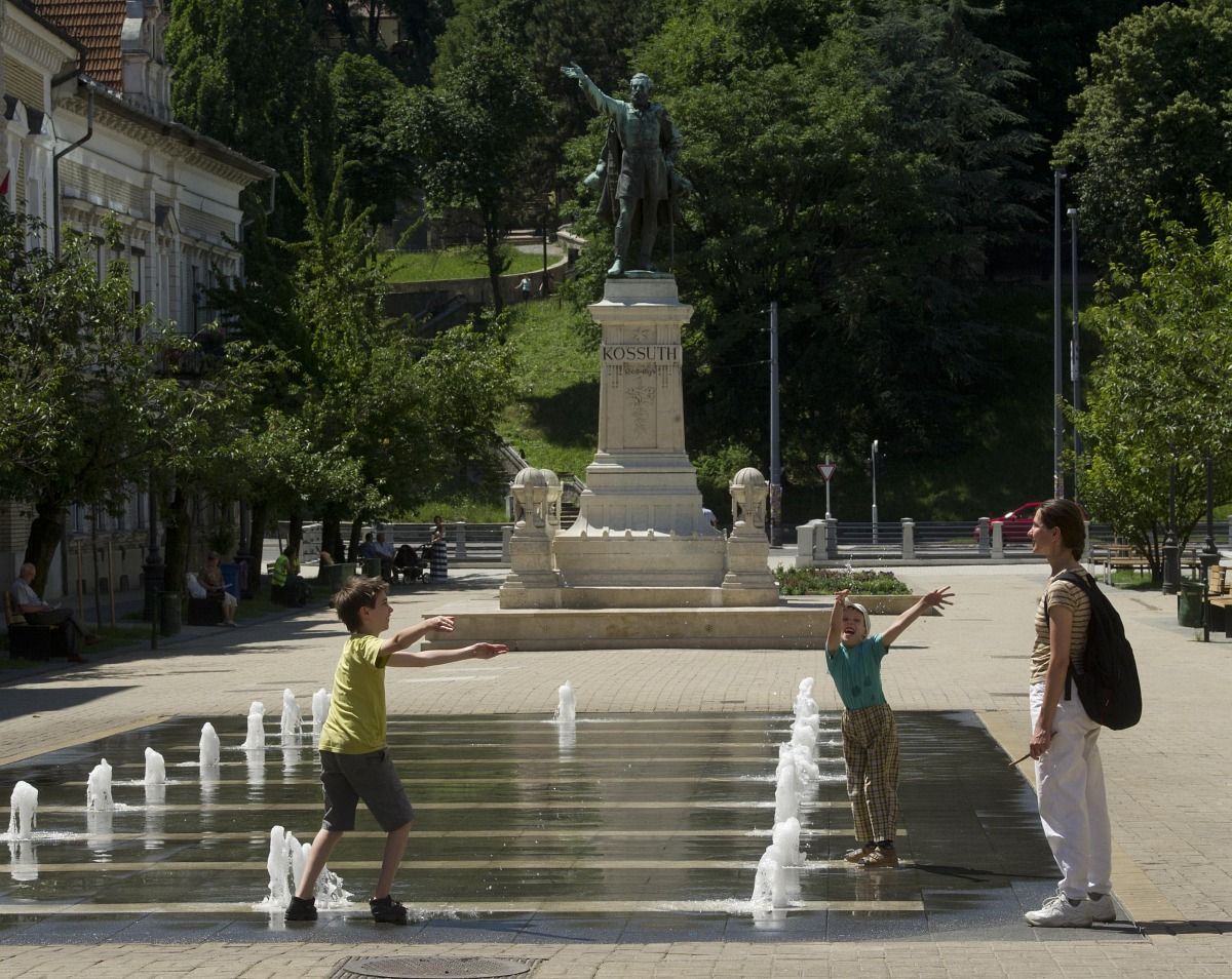 Így küzdenek országszerte a hőhullámmal