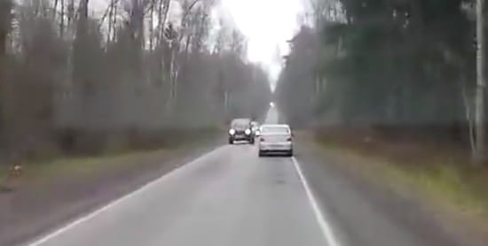 A sofőr feltette a téli gumit a kocsira, de a lényegről pont megfeledkezett – videó