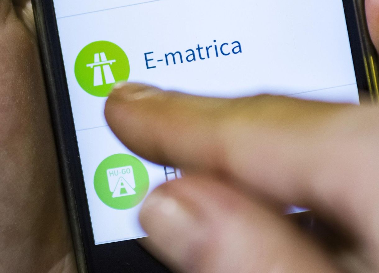 Nincs áremelés és már most péntektől kaphatók a 2018-as autópálya-matricák