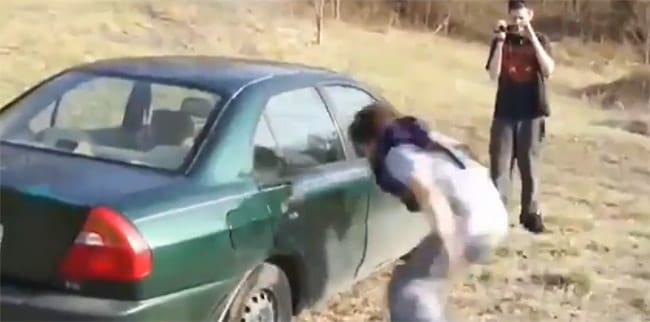 Befejelhető-e nekifutásból egy autó ajtajának üvege? – videó
