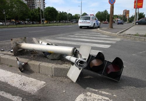 Pénzszállító ütött ki egy közlekedési lámpát Miskolcon