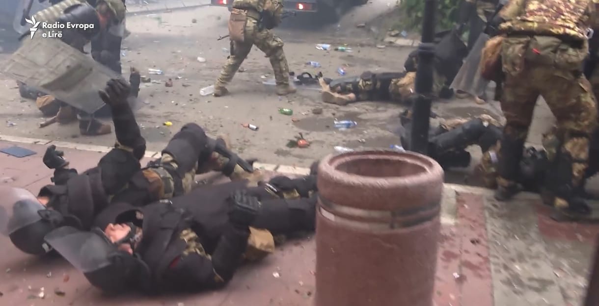 Drámai videó a koszovói zavargásokról, amelyben több mint 20 magyar katona is megsérült