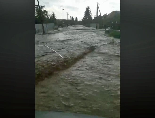 Videó: Akkora villámárvíz volt Cserépfalun, hogy vízibuszként ment a távolsági