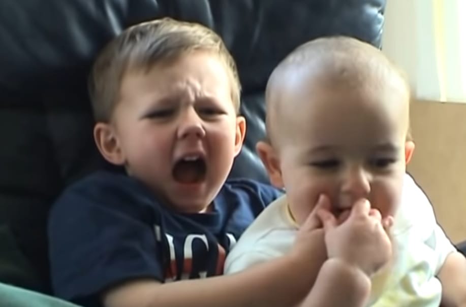 Eddig 883 millióan látták: eltűnik a YouTube-ról a videó, amiben egy gyerek megharapja egy másik ujját