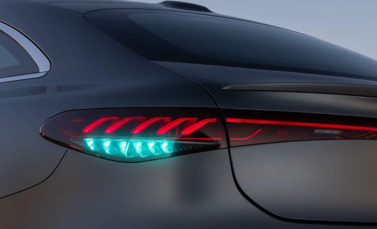 Ha ilyen színnel világít egy Mercedes lámpája, akkor önmagát vezeti