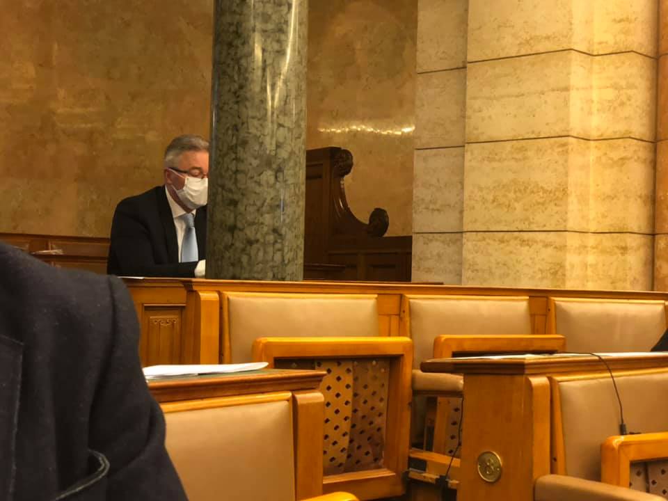 Negatív lett a koronavírus-tesztje a fideszes képviselőnek, aki a házi karanténból bement a Parlamentbe
