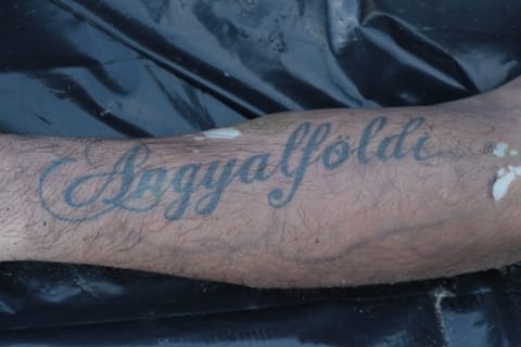 Fotó: jellegzetes tetoválása volt a Dunában talált férfi holttestnek