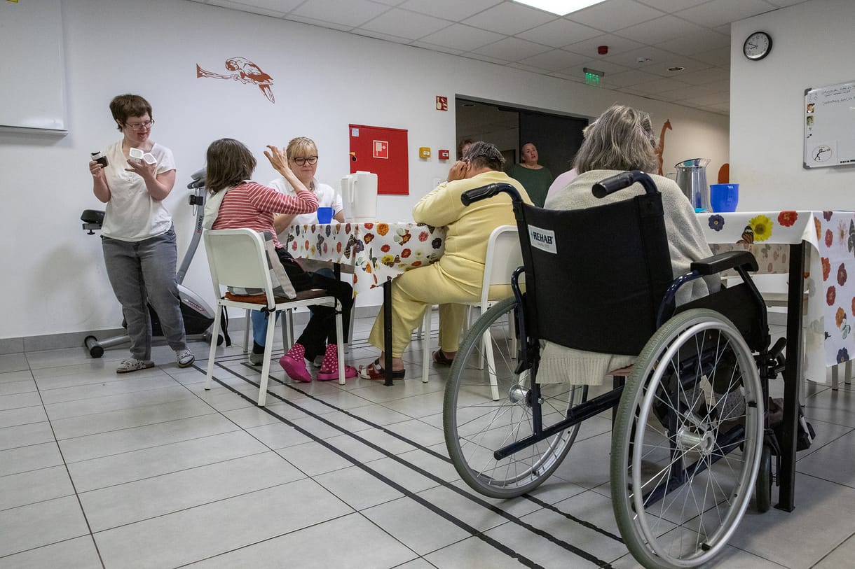 Orbán két legyet üthet egy csapásra azzal, hogy az állam kihátrál a szociális ellátásból