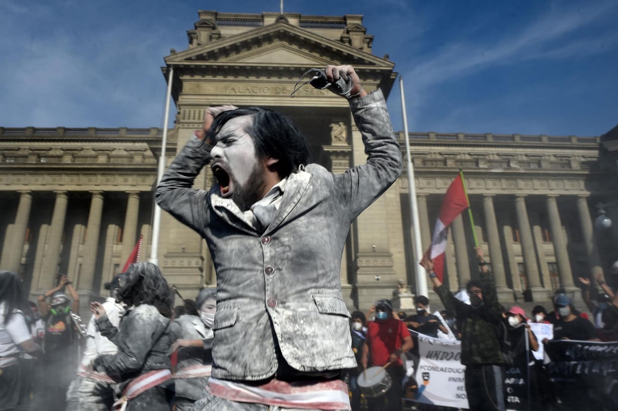 Megpuccsolt puccs: a több válságtól is sújtott Peru falja az elnököket