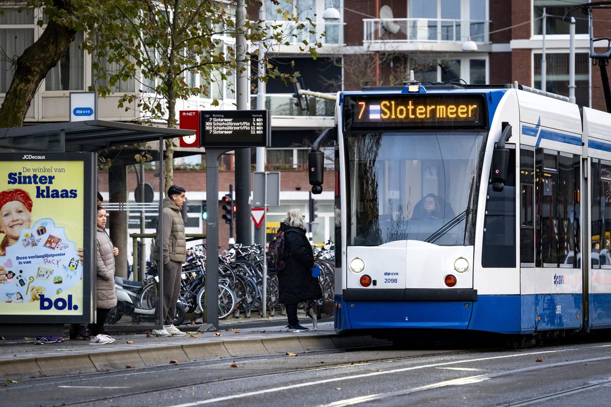 Felgyújtottak egy villamost Amszterdamban, továbbra is feszült a helyzet a holland fővárosban – videó