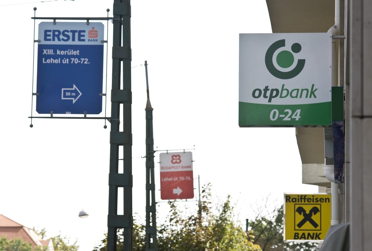 Razziázott a GVH: eljárás indult több bank ellen kartellgyanú miatt