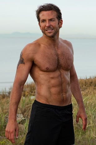 Milyen lehet Bradley Cooper ruha nélkül? - megmutatja