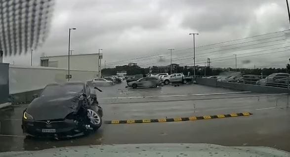 Leugratott egy áruházi parkoló emeletéről egy Tesla – videó