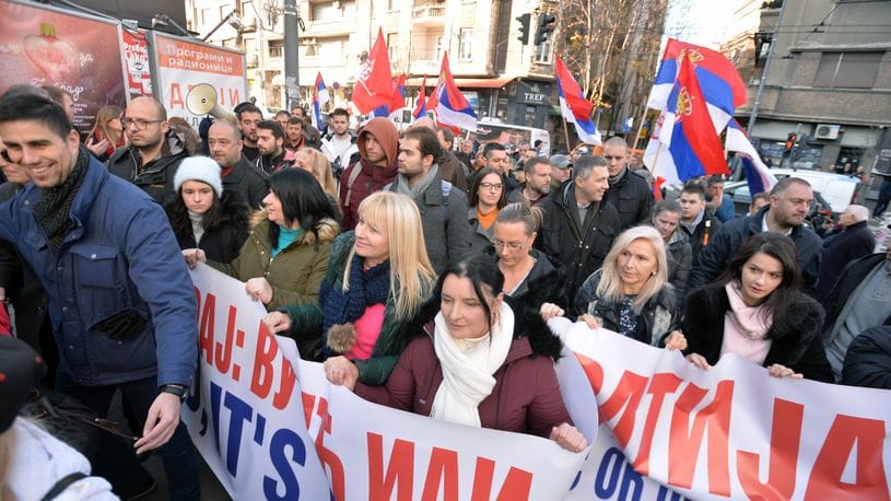 Blokád alá vette az ellenzék a szerb köztévét
