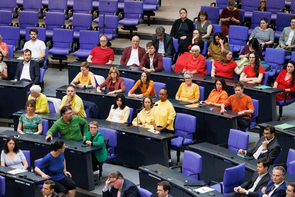 Szivárványnak öltöztek össze a Bundestag képviselői, hogy kiálljanak az LMBTQ+ közösség mellett
