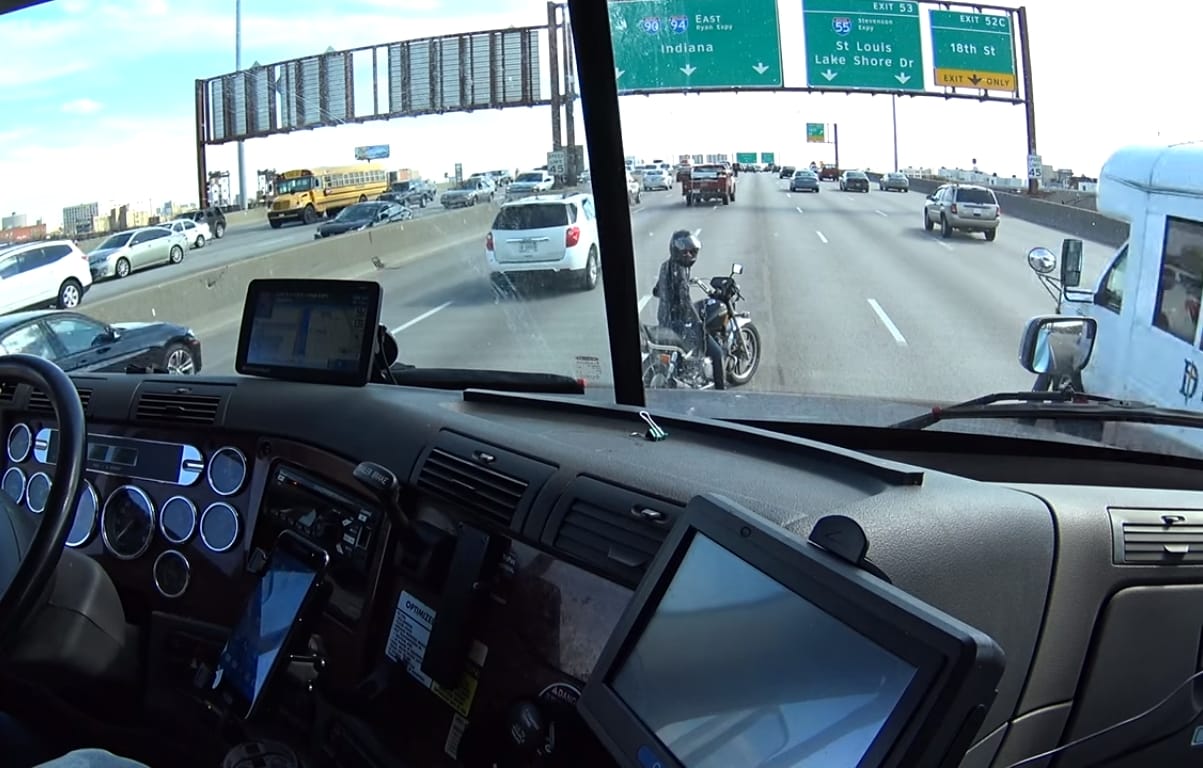 Emberségből jeles: így segítette ki a bajba jutott motorost a kamionsofőr – videó