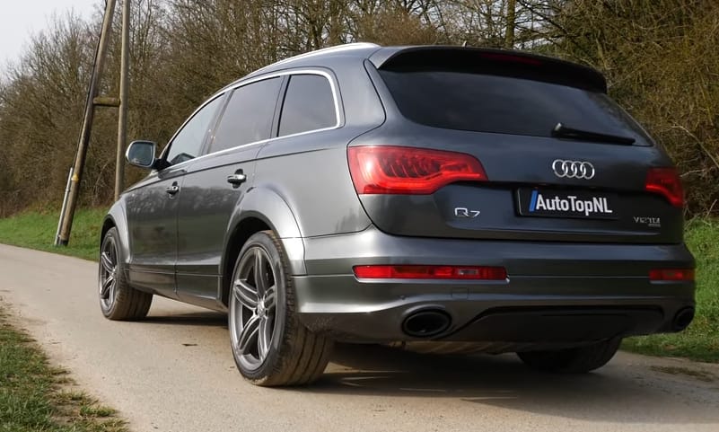 Így hasít az autópályán a V12-es biturbó dízelmotoros Audi Q7