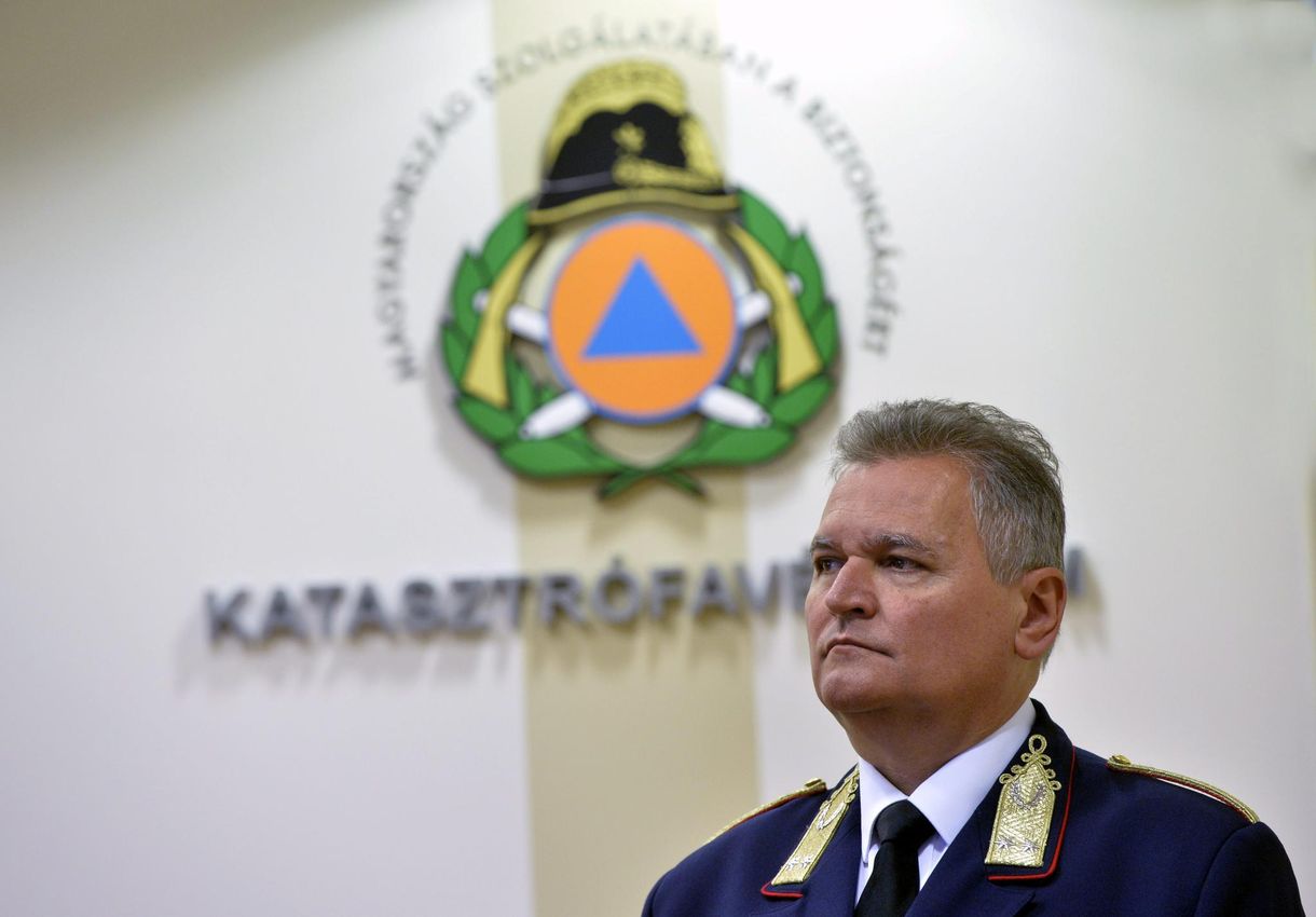 Döglött tyúkkal dobálták meg a katasztrófavédelem főigazgatójának házát