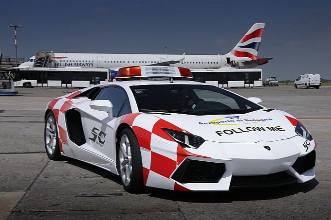 Egy Lamborghinivel posztolnak a bolognai repülőtér dolgozói